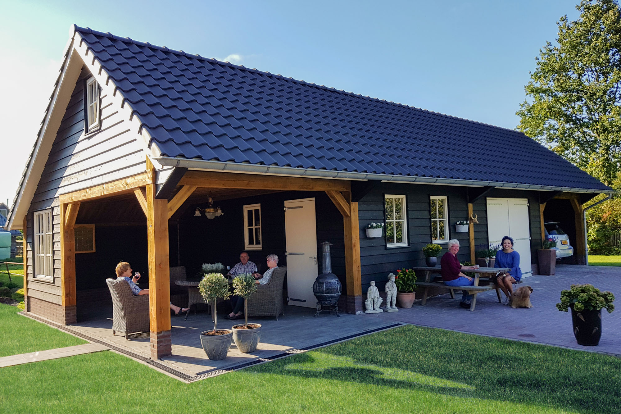 Zwarte kapschuur met grote veranda