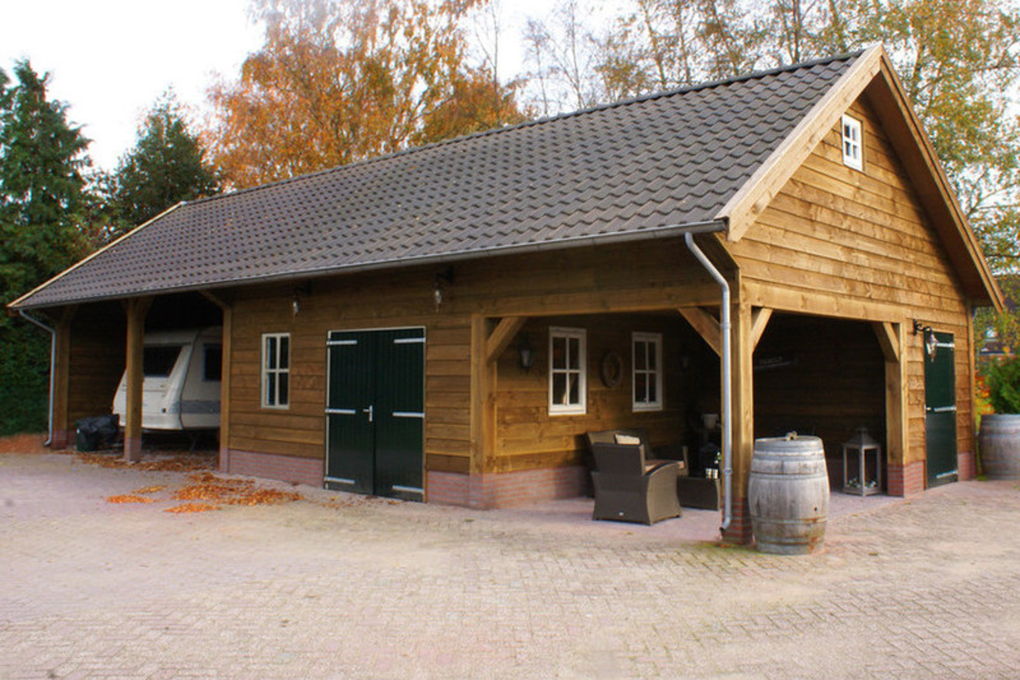 Houten caravanstalling met schuur