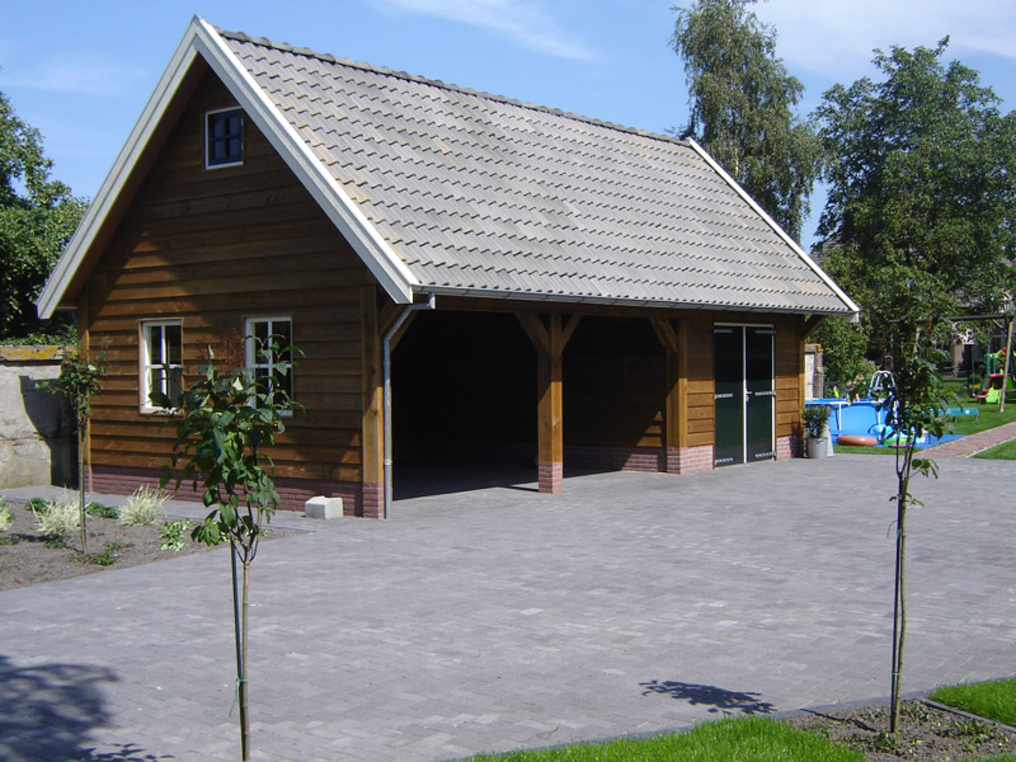 Eigentijdse houten schuur met borstwering en carport • Houten schuur