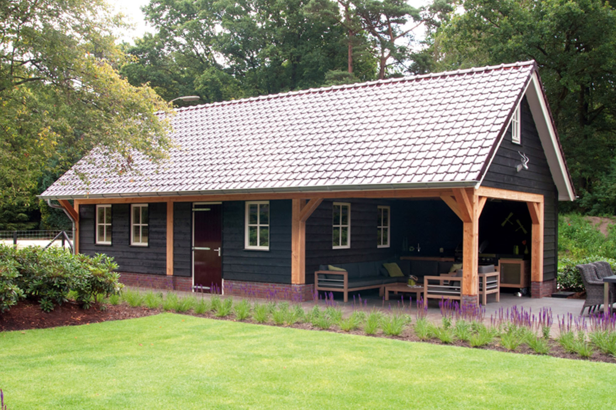 Waterig Tegenslag bescherming Landelijke schuur met terrasoverkapping • Houten schuur met overkapping