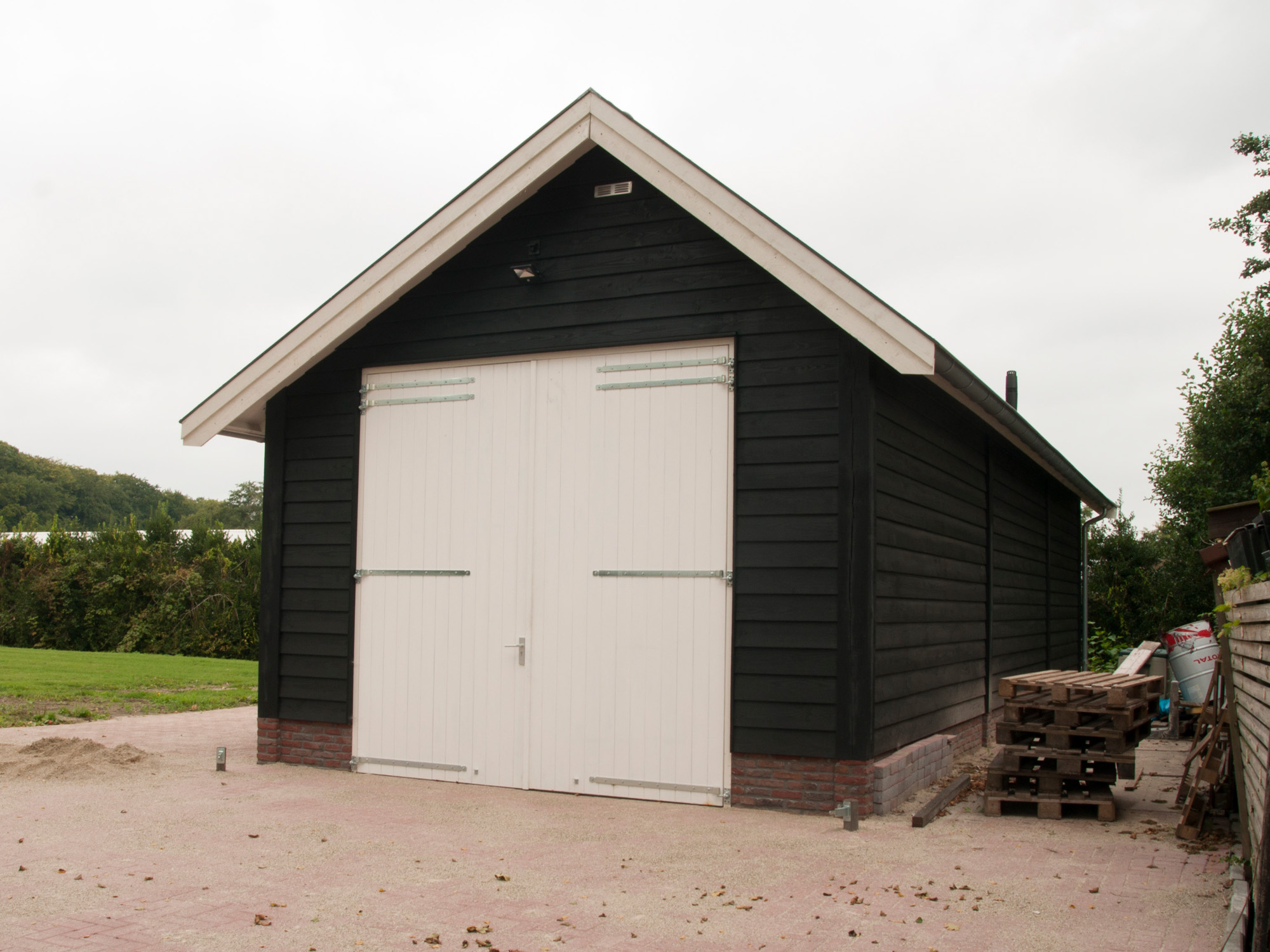 met hoge deuren Houten Garages