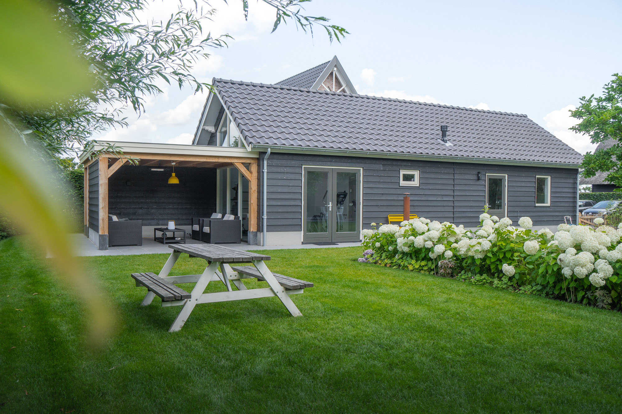 afbeeldingHouten overkapping met veranda