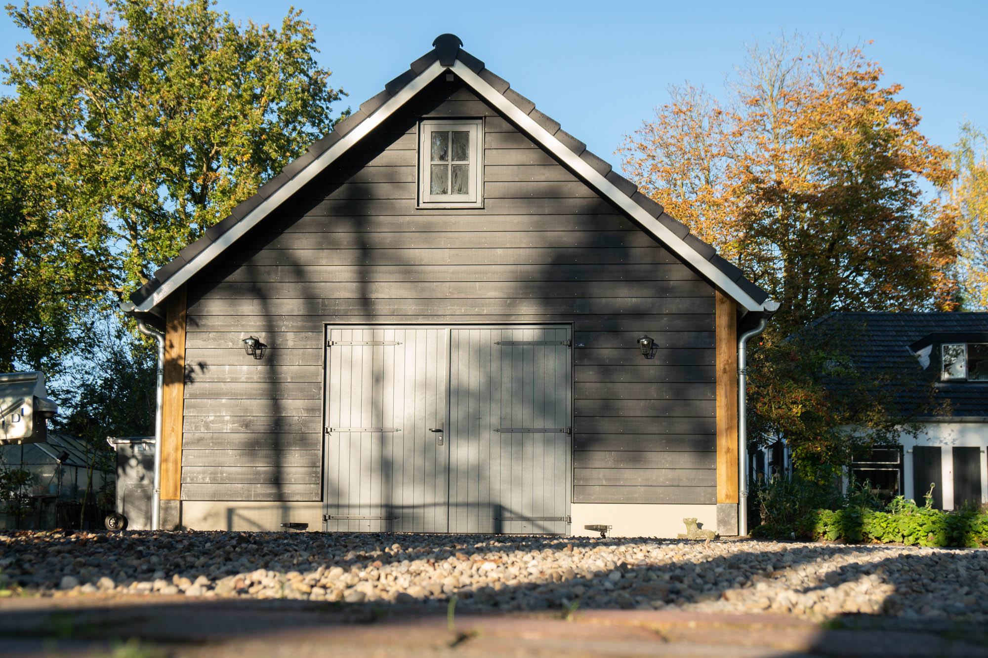 afbeeldingHouten garage met zadeldak