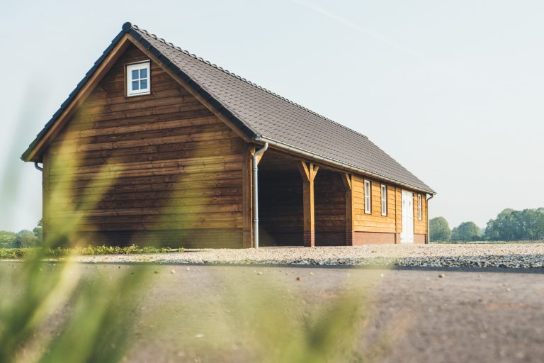 Houten schuur met overkapping