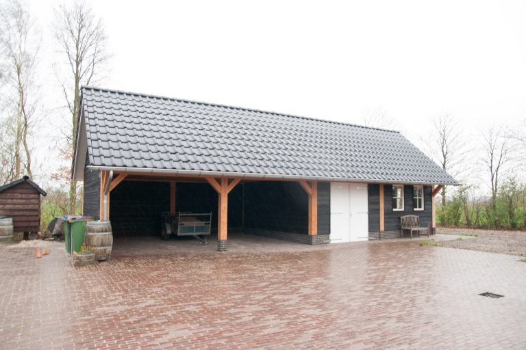 Houten schuur met carport