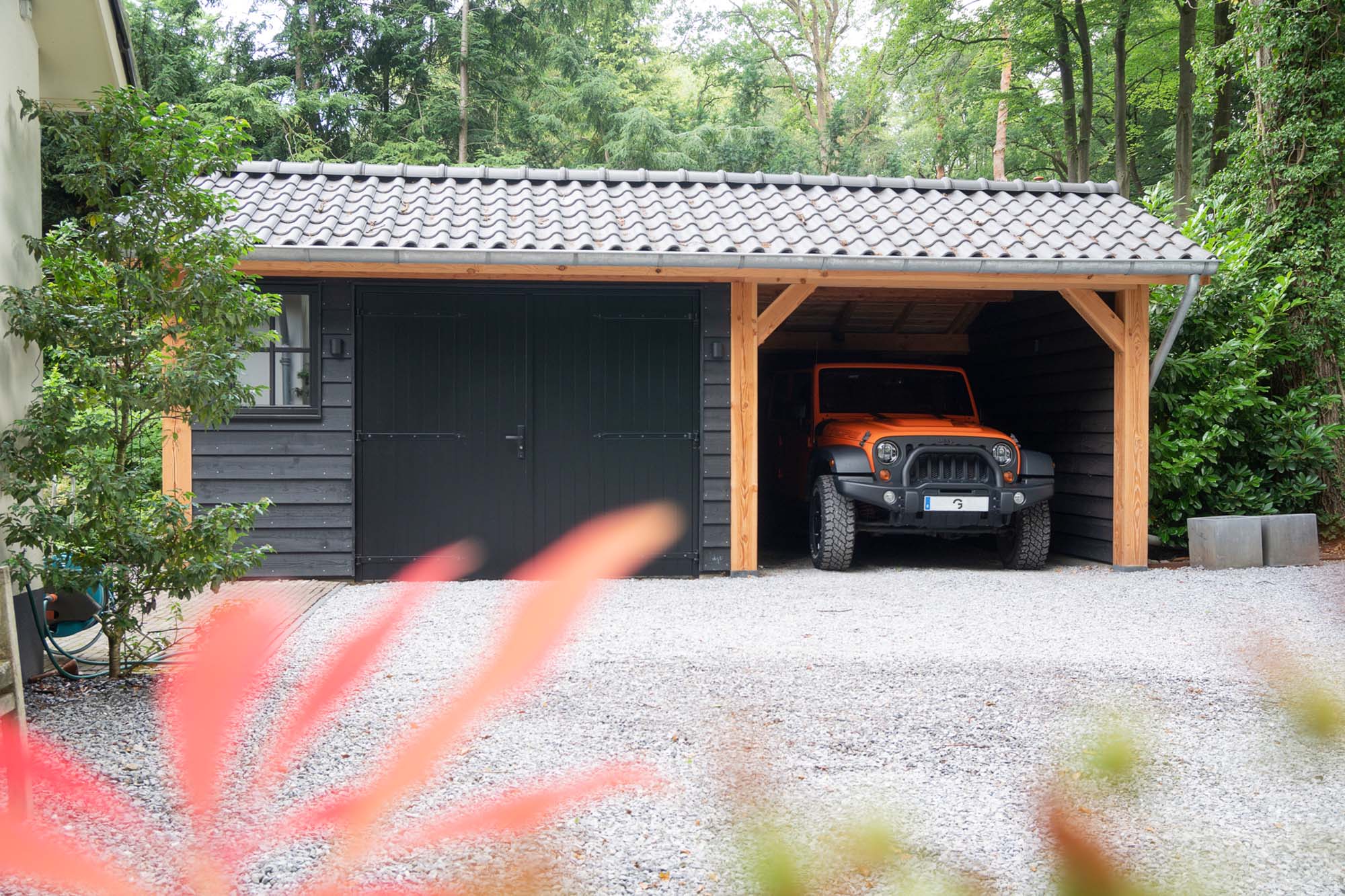 afbeeldingHouten schuur met carport