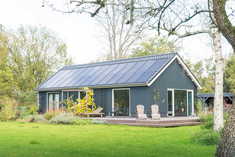 Houten schuur met zonnepanelen