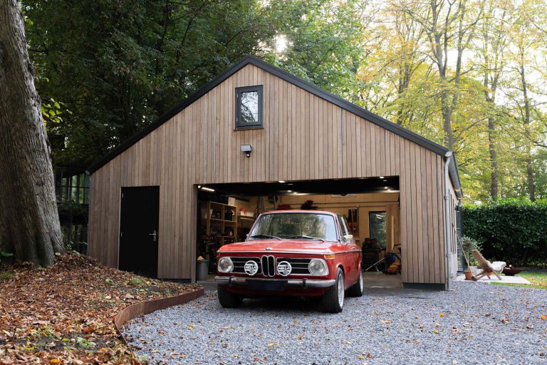 Open schuur als carport of loungeplek