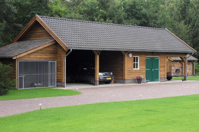 Houten schuur met carport