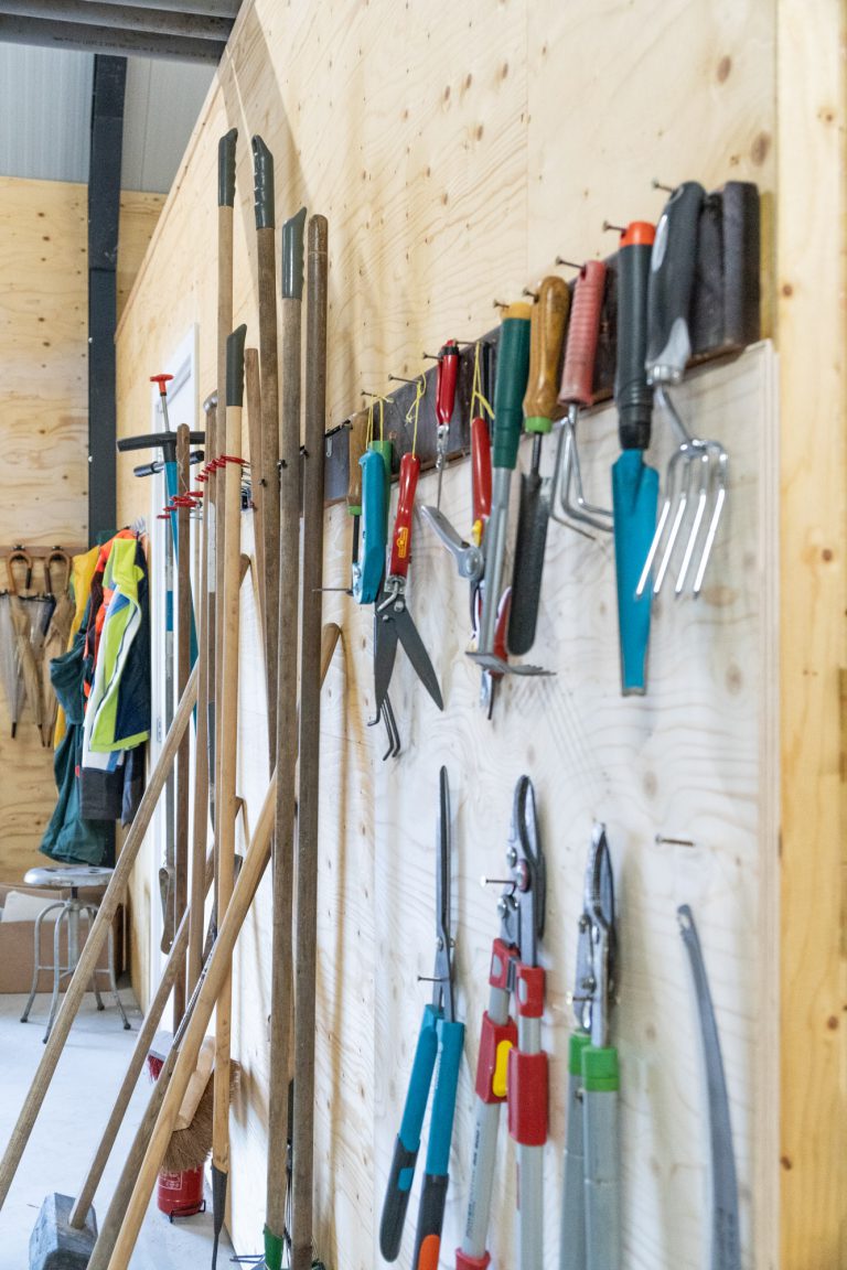 Altijd opbergruimte in een houten schuur met overkapping