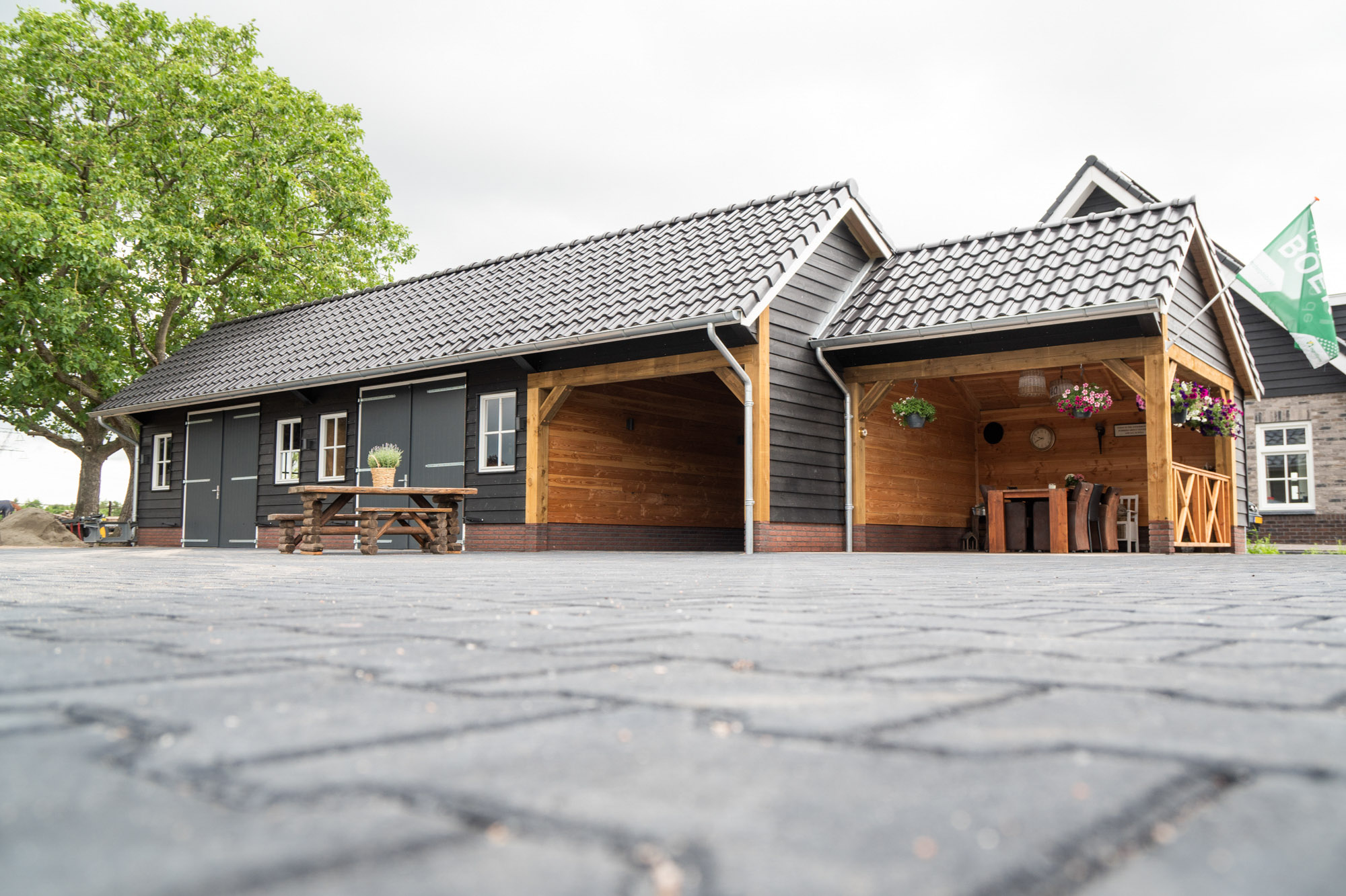 afbeeldingSchuur met overkapping Hierden