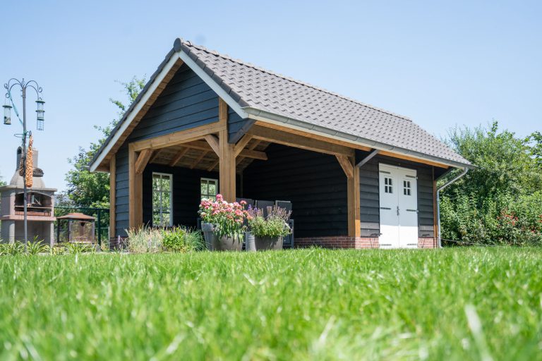 Houten overkapping met zadeldak