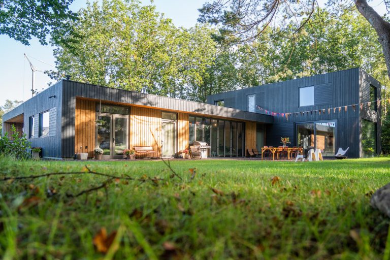 Een houten woning die comfortabel en bijzonder is