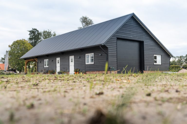 Kies de ideale afmetingen van uw houten kapschuur met carport