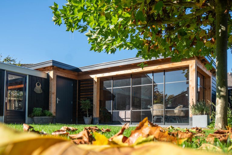 Strakke tuin met een moderne terrasoverkapping