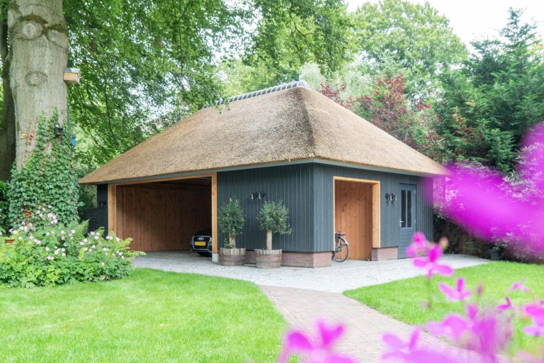 Houten schuur met carport