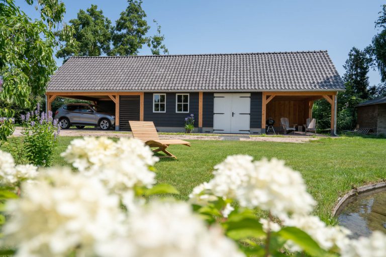 Houten schuur met carport