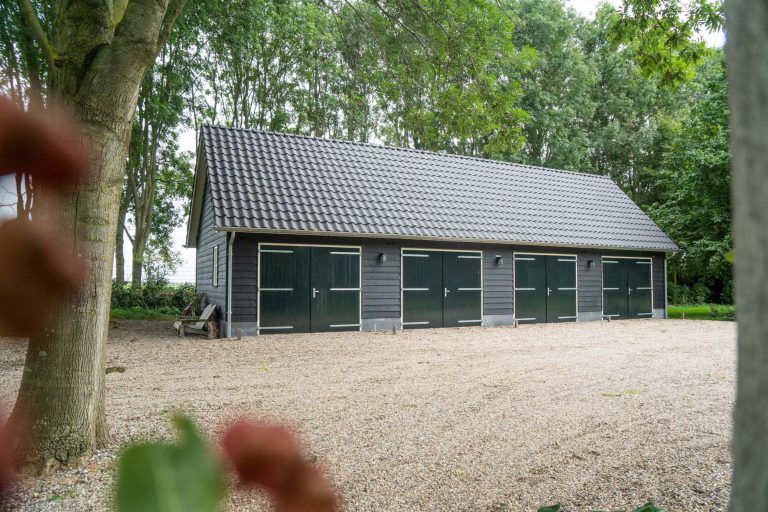 Grote garage van hout