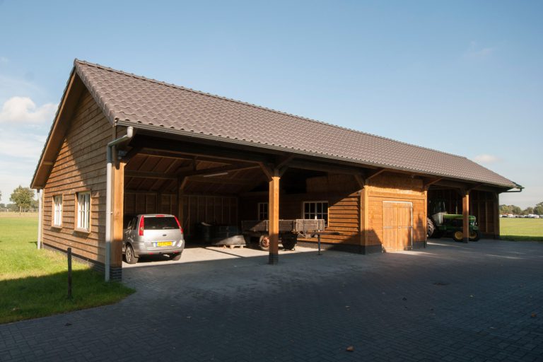 Houten schuur met carport