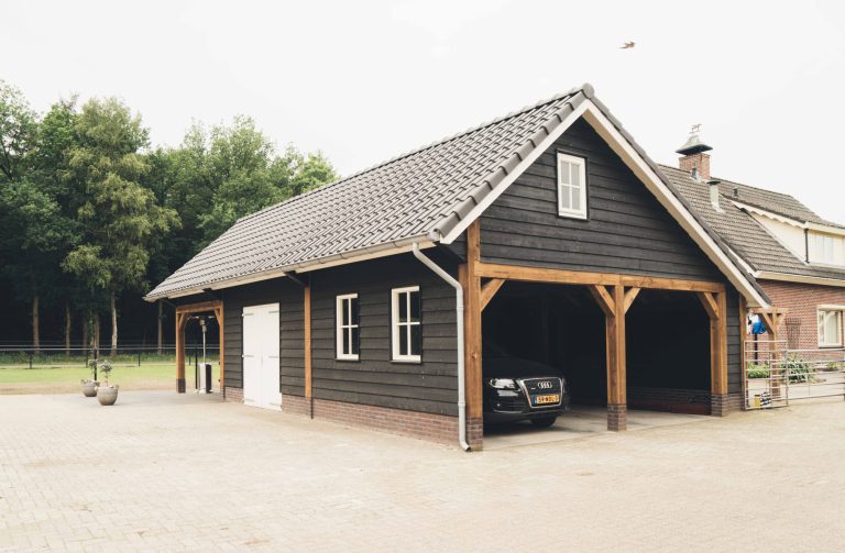 Houten schuur met carport