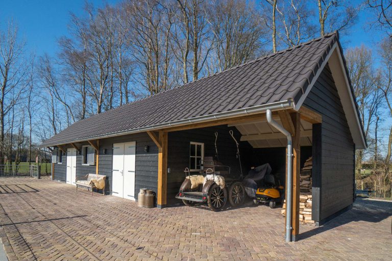 Houten paardenstal