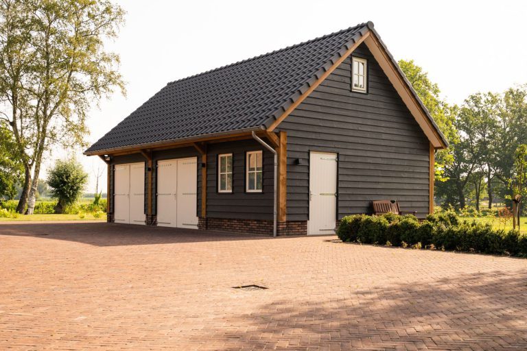 Houten garage met zadeldak