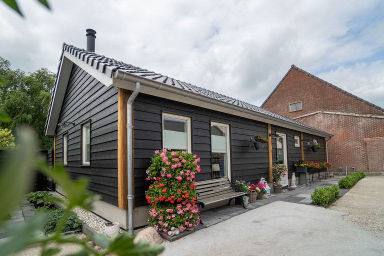 Van een landelijke houten mantelzorgwoning tot een moderne stijl