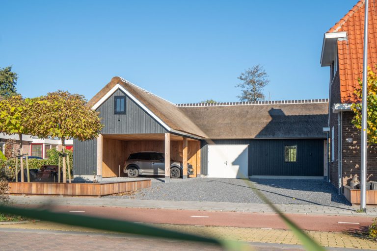 Houten schuur met carport