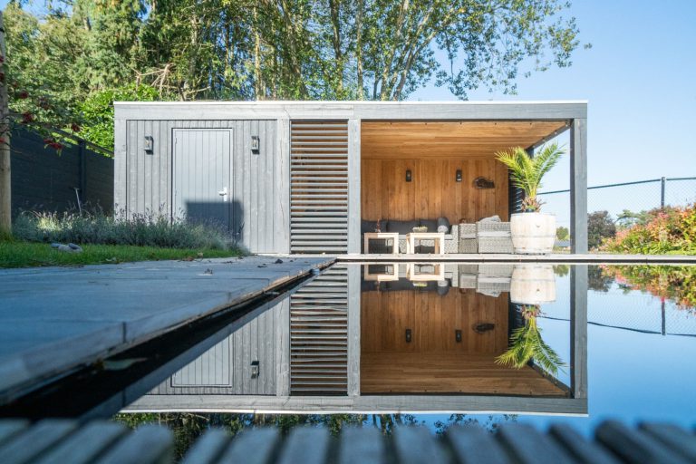 Modern poolhouse met gewenste dak