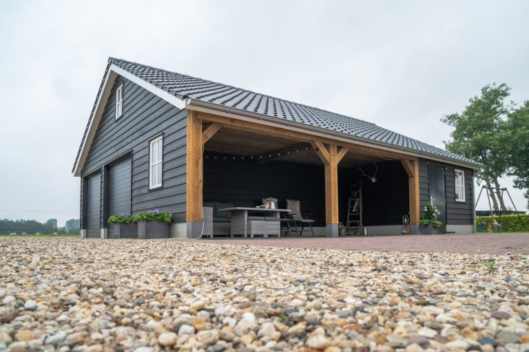 Houten garage met overkapping