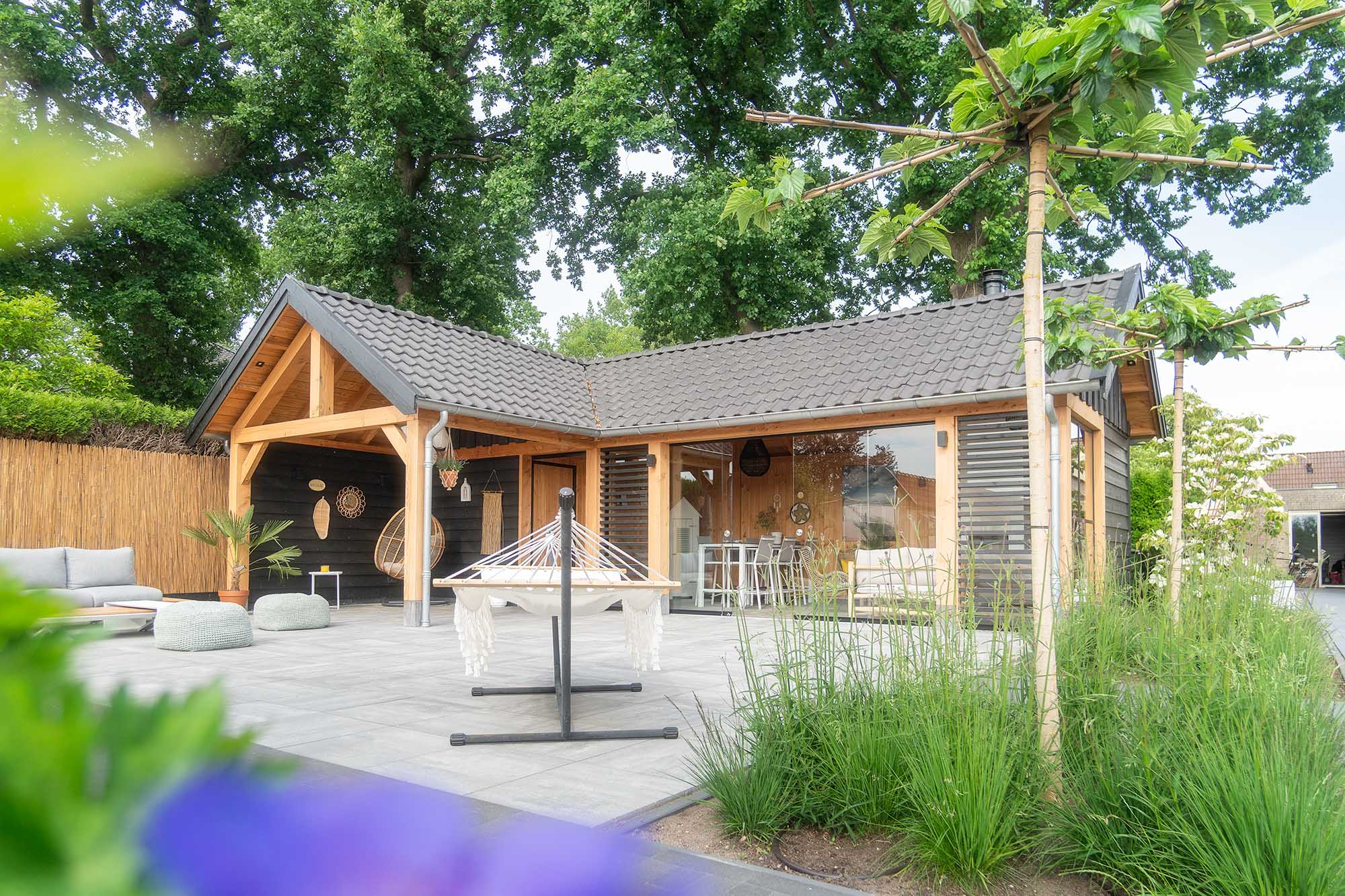 afbeeldingLuxe houten tuinhuis met overkapping