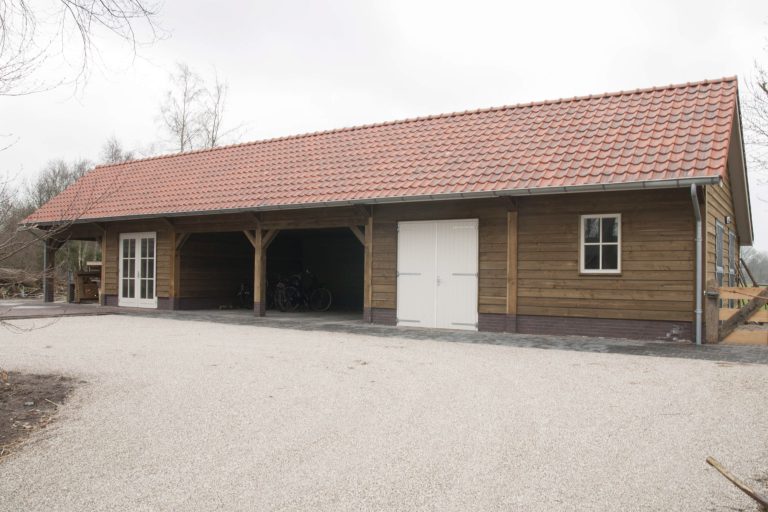 Houten paardenstal