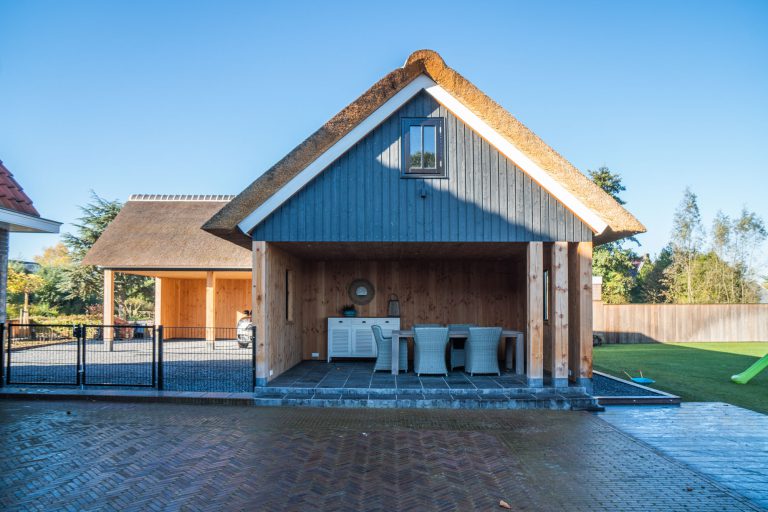 Geïsoleerd houten tuinhuis met dak naar uw smaak