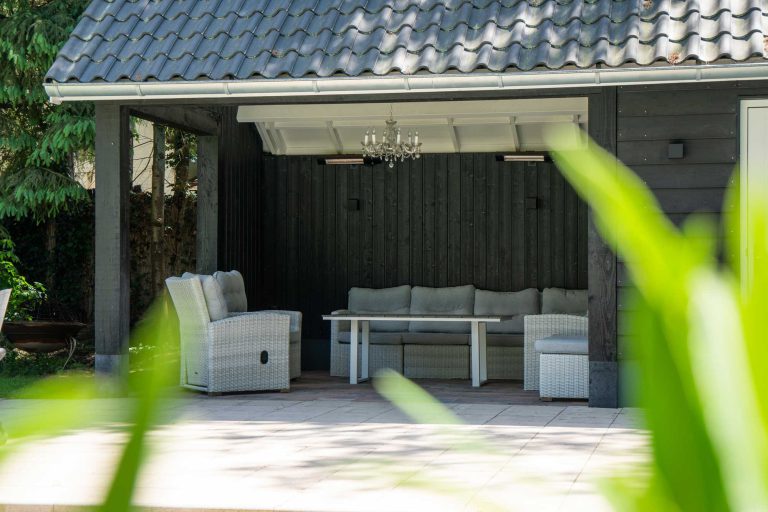 Langer buiten genieten met een houten tuinhuis kapschuur