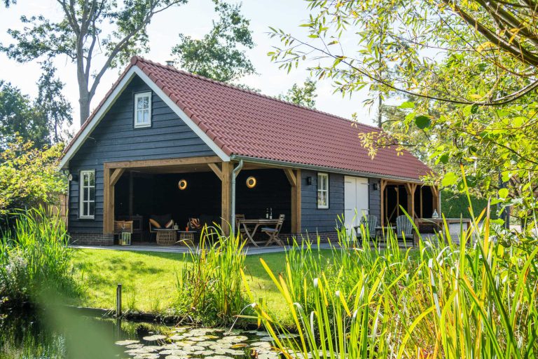 Grote garage van hout