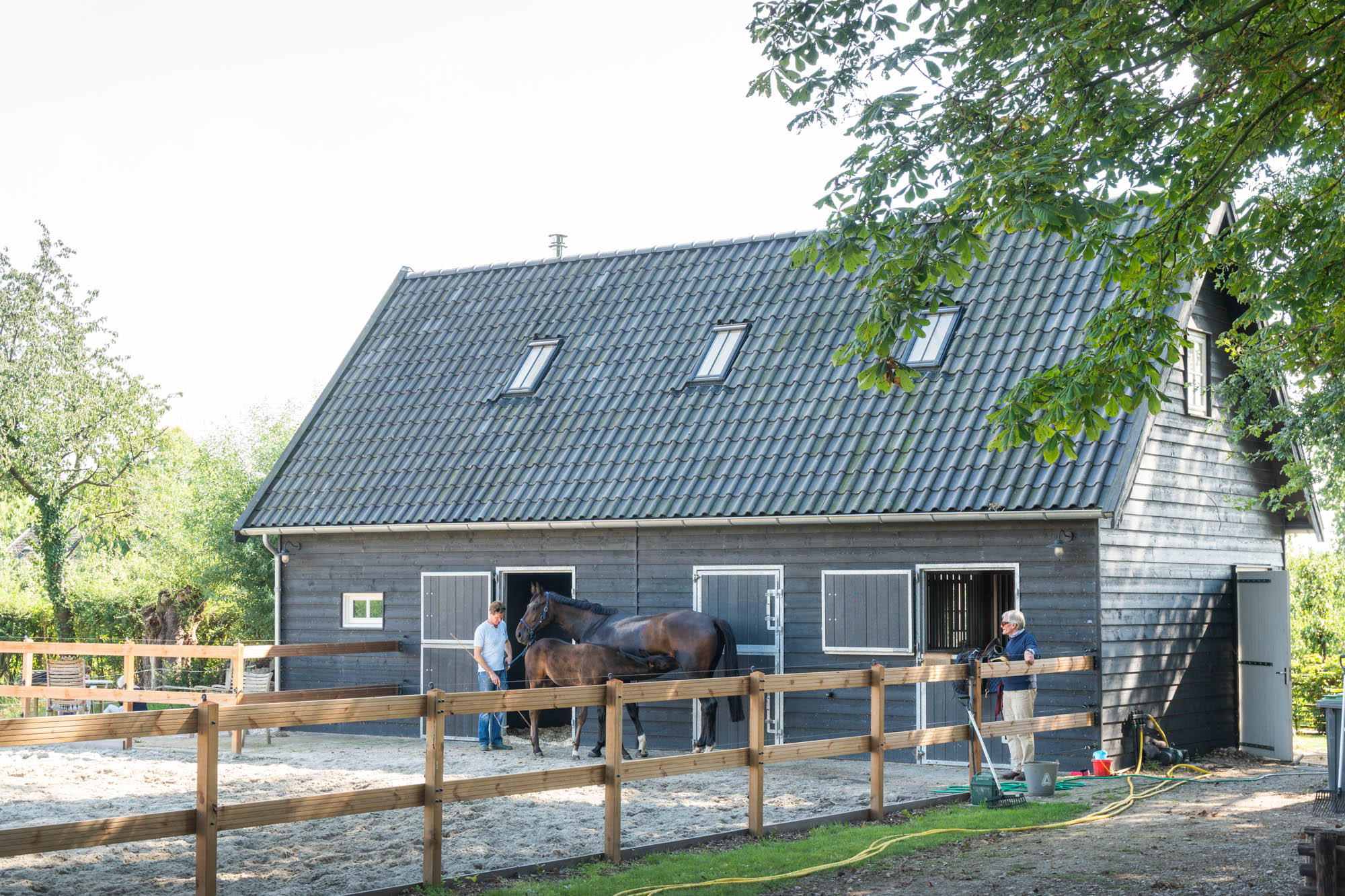 afbeeldingHouten paardenstal