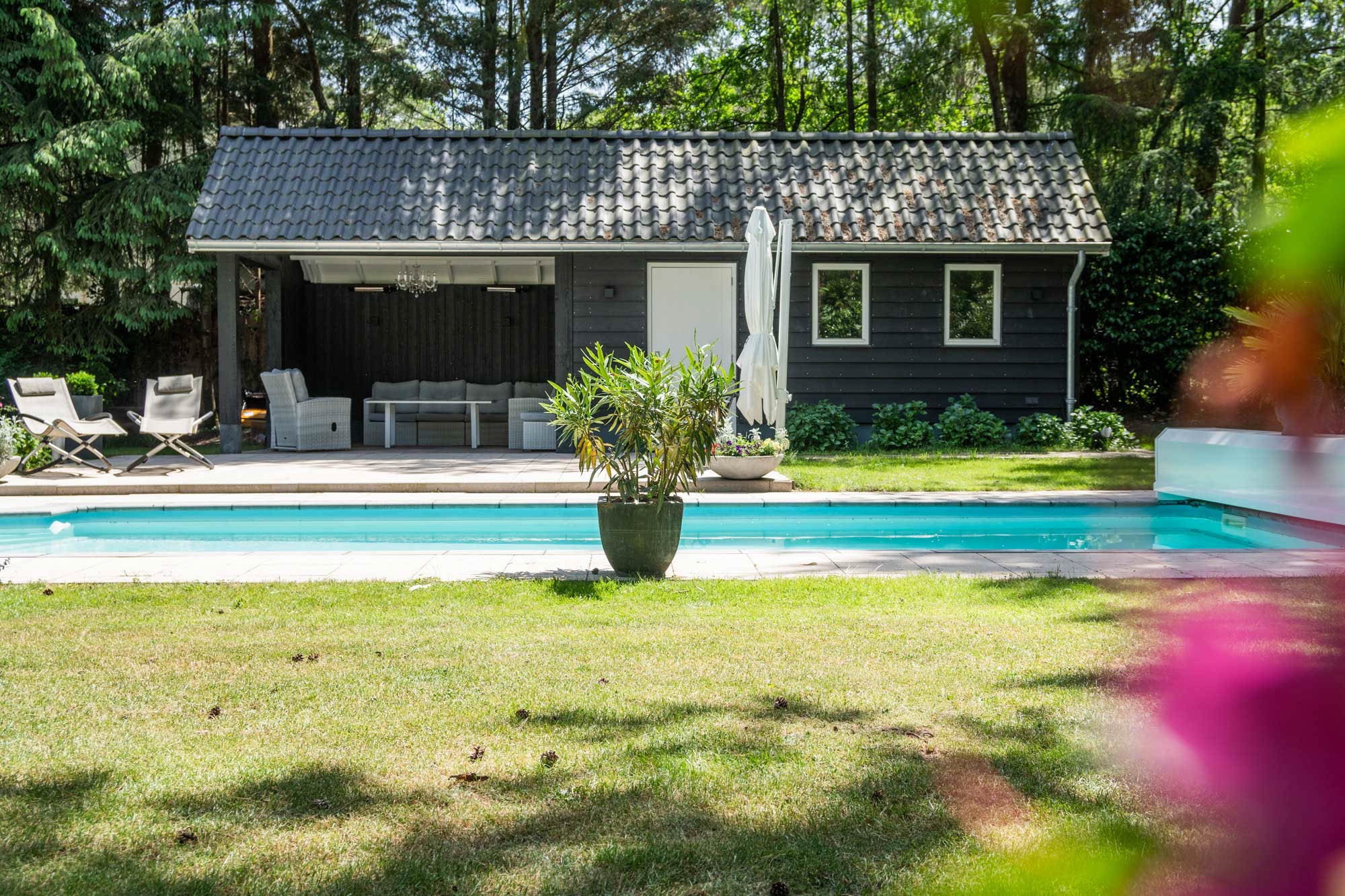 afbeeldingHouten poolhouse