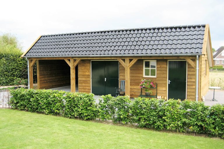 Houten schuur met carport