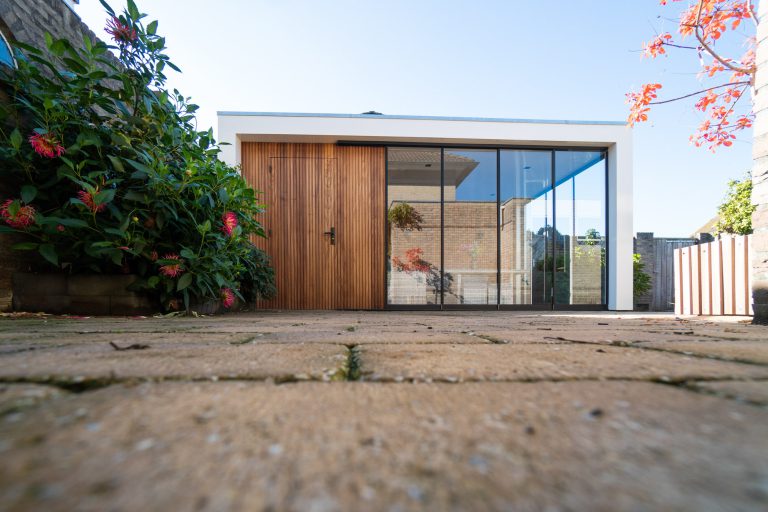 Terrasoverkapping op maat met zadeldak of plat dak