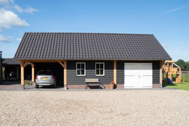 Houten schuur met carport