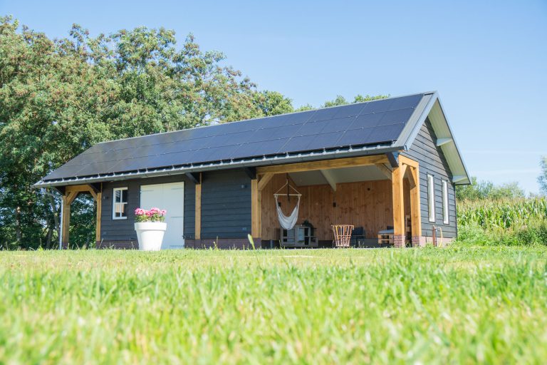 Houten schuur met zonnepanelen