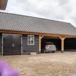 Afbeelding Houten schuur met overkapping