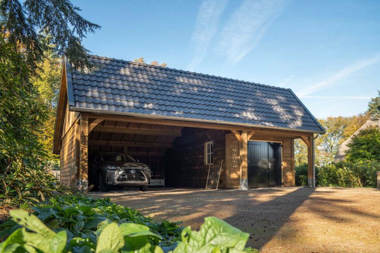 Houten schuur met carport