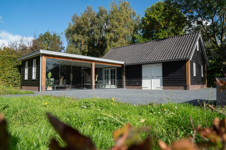 Kies de ideale afmetingen van uw houten schuur met veranda