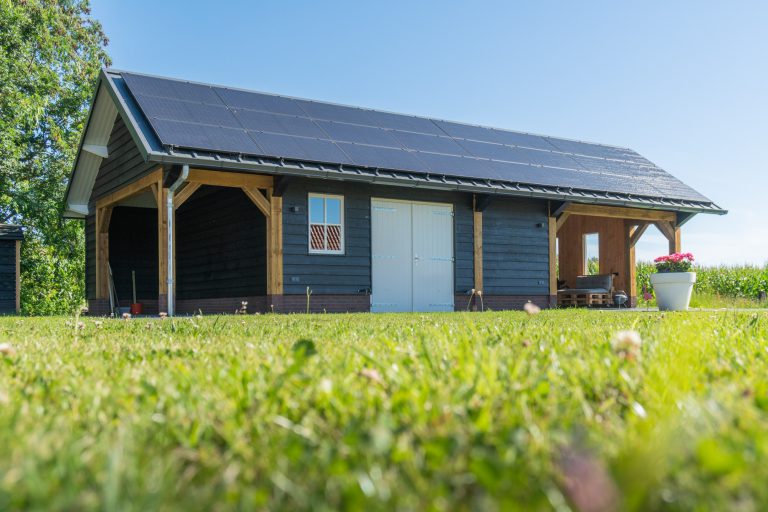 Genieten van uw luxe houten schuur schuur met zonnepanelen