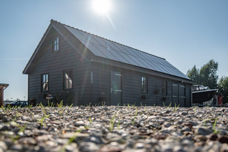 Houten schuur met zonnepanelen