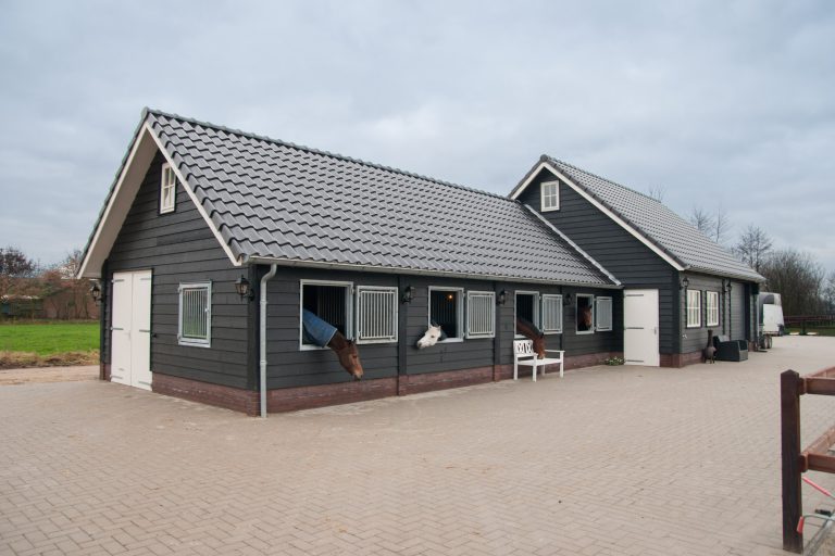 Houten paardenstal