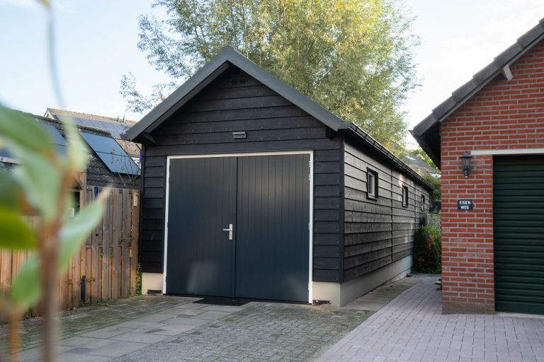 Houten garage met zadeldak