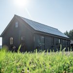 Afbeelding Houten schuur met zonnepanelen