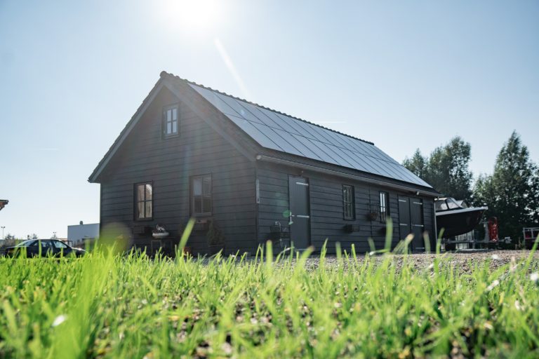 Benadruk uw huis en tuin met een moderne garage